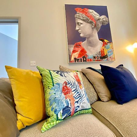 Beautiful Apartment - 5 Minute Walk To The Best Beach! - Great Location - Parking - Fast Wifi - Smart Tv - Newly Decorated - Sleeps Up To 4! Close To Bournemouth & Poole Town Centre Bagian luar foto