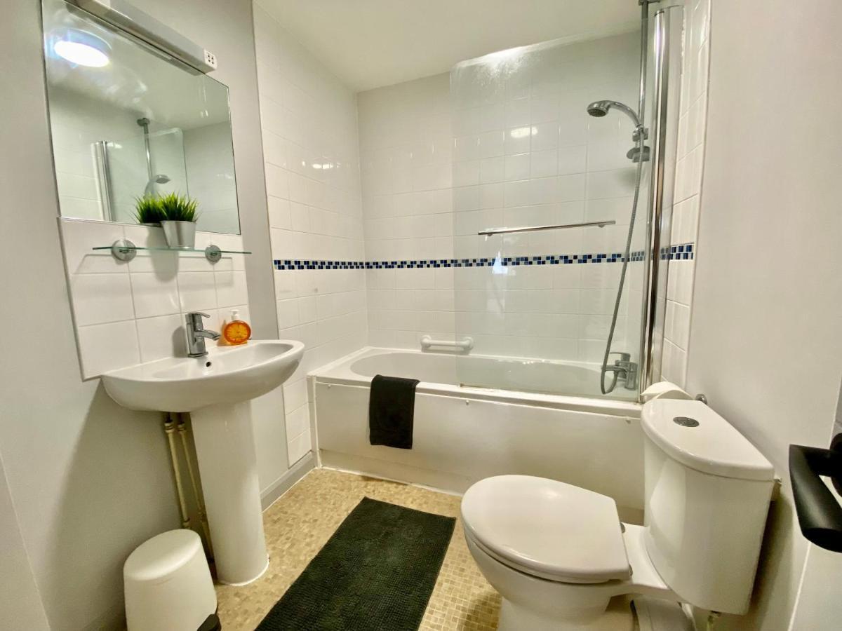 Beautiful Apartment - 5 Minute Walk To The Best Beach! - Great Location - Parking - Fast Wifi - Smart Tv - Newly Decorated - Sleeps Up To 4! Close To Bournemouth & Poole Town Centre Bagian luar foto