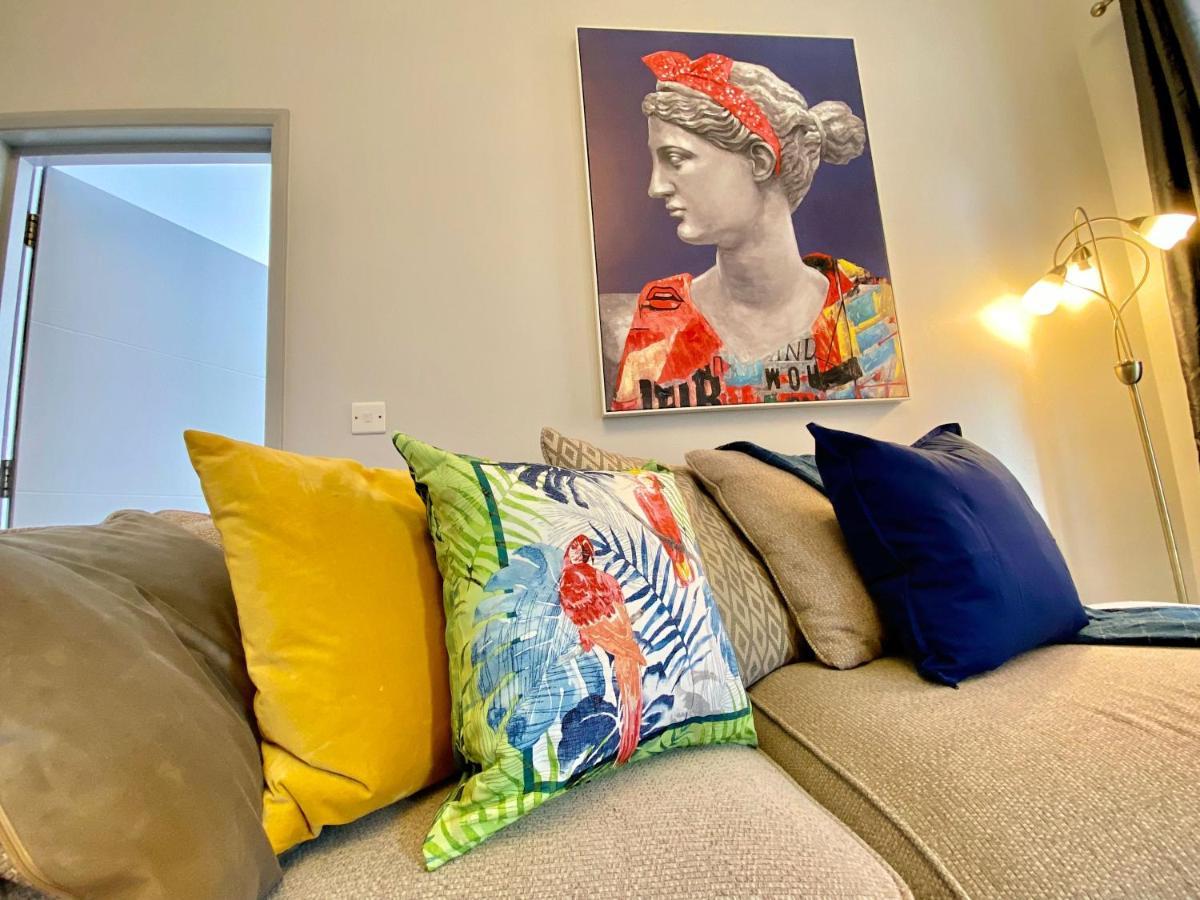 Beautiful Apartment - 5 Minute Walk To The Best Beach! - Great Location - Parking - Fast Wifi - Smart Tv - Newly Decorated - Sleeps Up To 4! Close To Bournemouth & Poole Town Centre Bagian luar foto