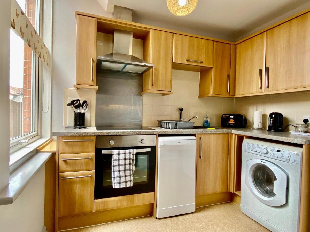 Beautiful Apartment - 5 Minute Walk To The Best Beach! - Great Location - Parking - Fast Wifi - Smart Tv - Newly Decorated - Sleeps Up To 4! Close To Bournemouth & Poole Town Centre Bagian luar foto