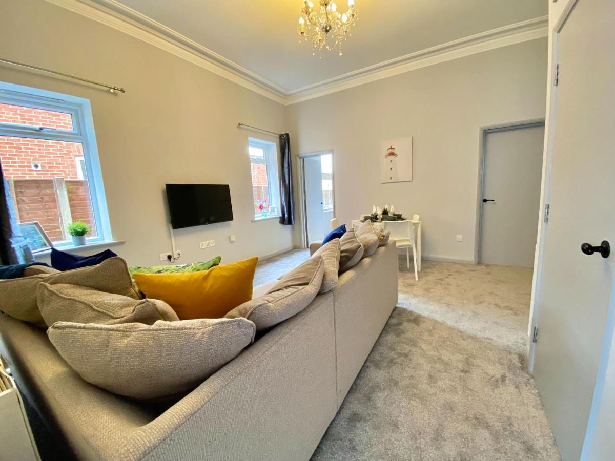 Beautiful Apartment - 5 Minute Walk To The Best Beach! - Great Location - Parking - Fast Wifi - Smart Tv - Newly Decorated - Sleeps Up To 4! Close To Bournemouth & Poole Town Centre Bagian luar foto