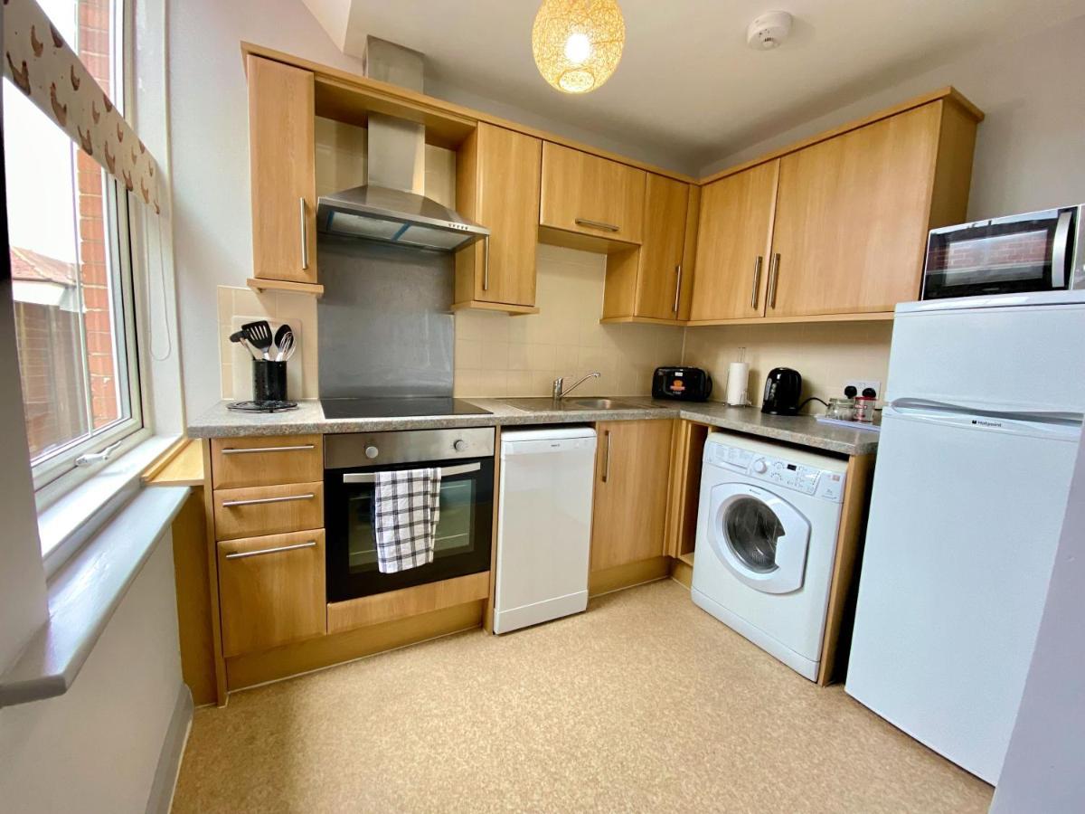 Beautiful Apartment - 5 Minute Walk To The Best Beach! - Great Location - Parking - Fast Wifi - Smart Tv - Newly Decorated - Sleeps Up To 4! Close To Bournemouth & Poole Town Centre Bagian luar foto