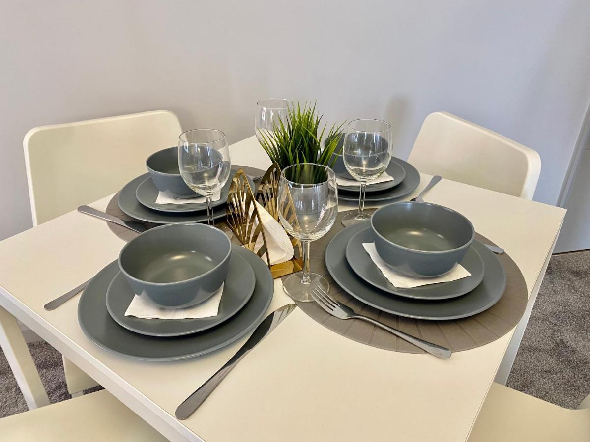 Beautiful Apartment - 5 Minute Walk To The Best Beach! - Great Location - Parking - Fast Wifi - Smart Tv - Newly Decorated - Sleeps Up To 4! Close To Bournemouth & Poole Town Centre Bagian luar foto