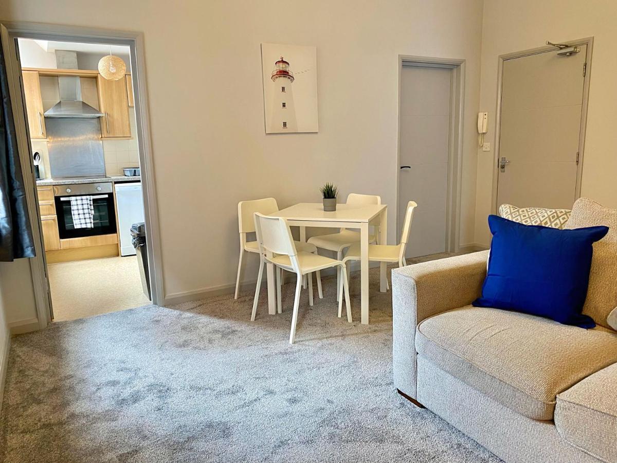 Beautiful Apartment - 5 Minute Walk To The Best Beach! - Great Location - Parking - Fast Wifi - Smart Tv - Newly Decorated - Sleeps Up To 4! Close To Bournemouth & Poole Town Centre Bagian luar foto