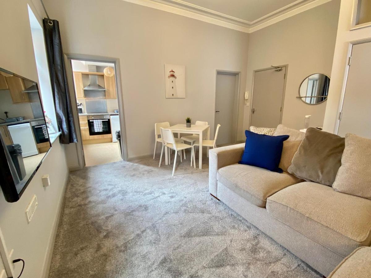 Beautiful Apartment - 5 Minute Walk To The Best Beach! - Great Location - Parking - Fast Wifi - Smart Tv - Newly Decorated - Sleeps Up To 4! Close To Bournemouth & Poole Town Centre Bagian luar foto