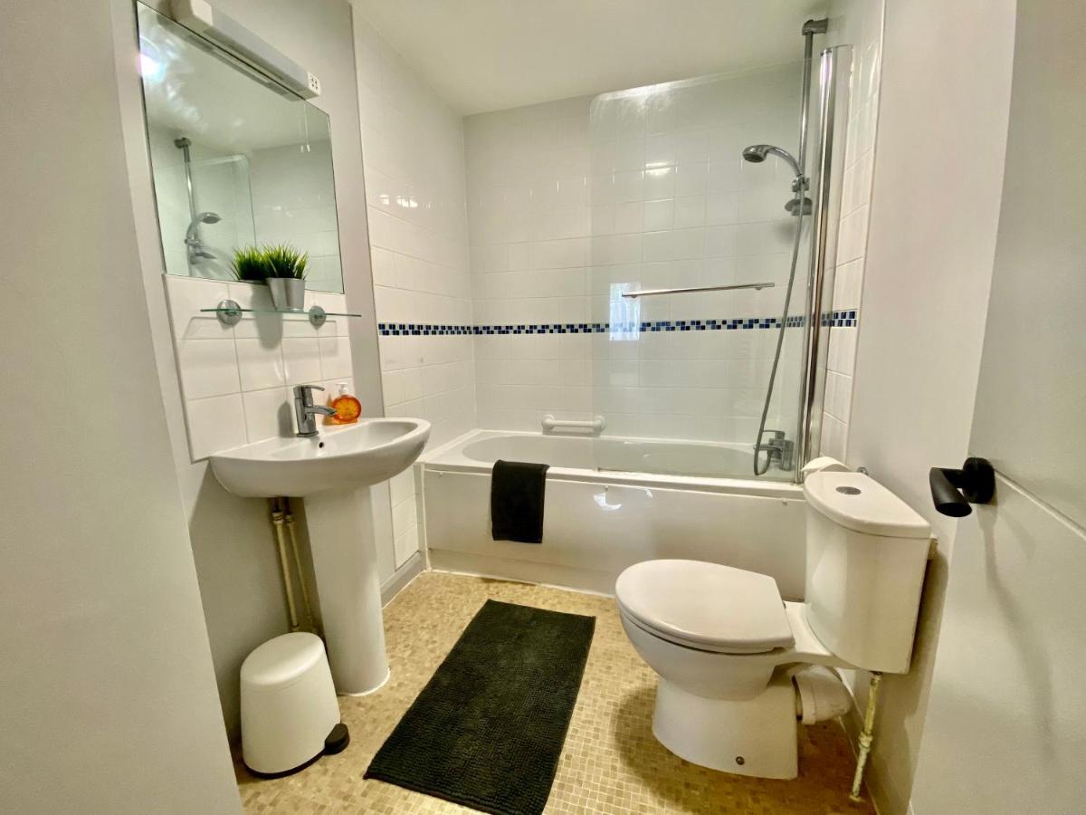 Beautiful Apartment - 5 Minute Walk To The Best Beach! - Great Location - Parking - Fast Wifi - Smart Tv - Newly Decorated - Sleeps Up To 4! Close To Bournemouth & Poole Town Centre Bagian luar foto