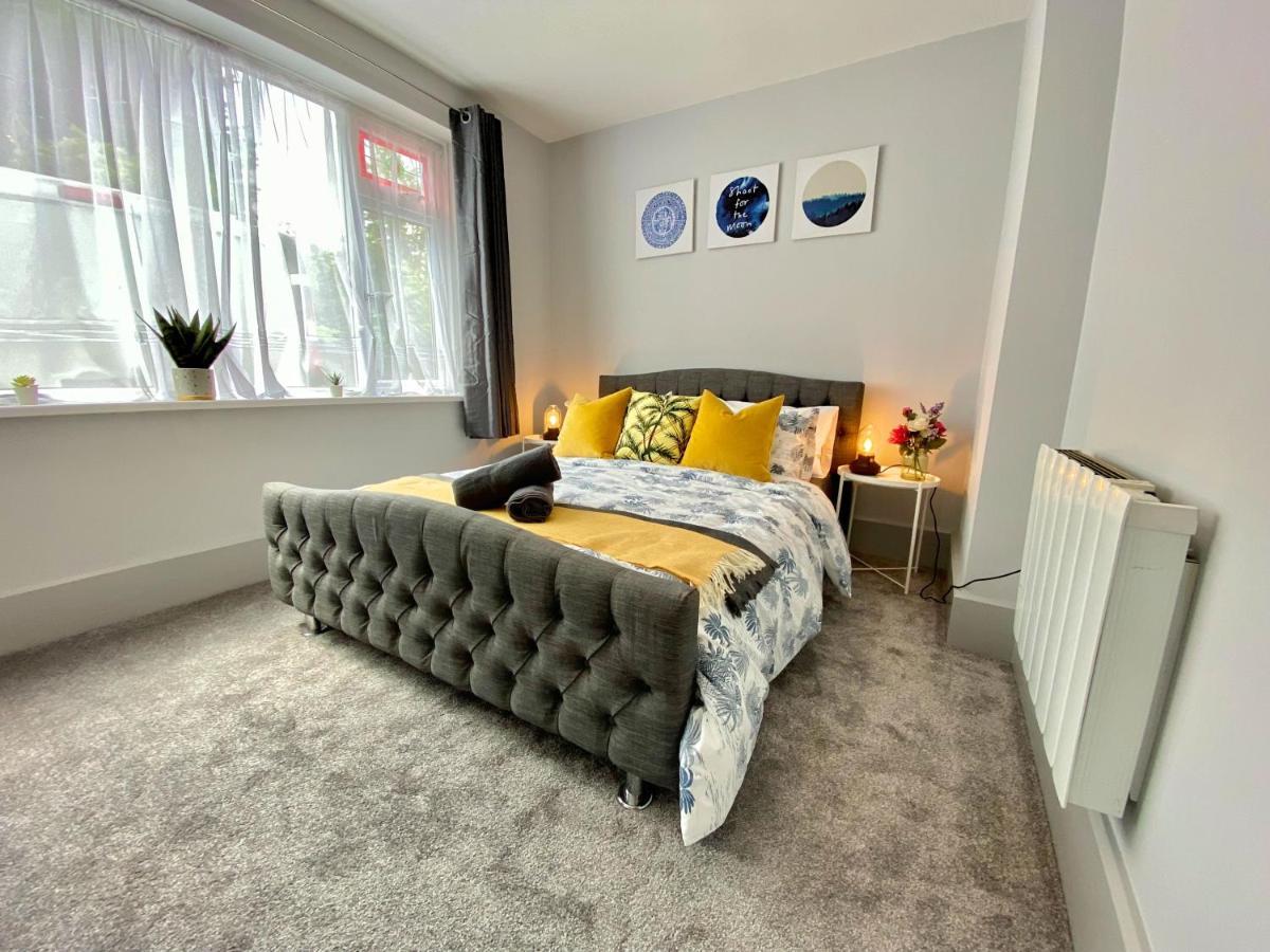 Beautiful Apartment - 5 Minute Walk To The Best Beach! - Great Location - Parking - Fast Wifi - Smart Tv - Newly Decorated - Sleeps Up To 4! Close To Bournemouth & Poole Town Centre Bagian luar foto